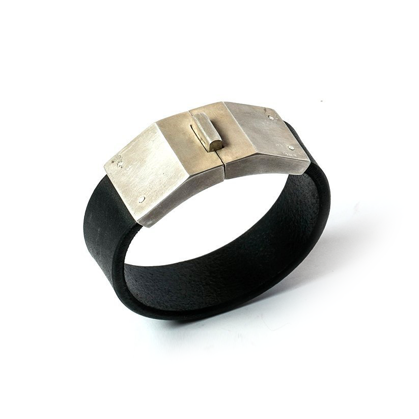 Narrow Box lock bracelet by Parts of 4 - Acid silver & black leather